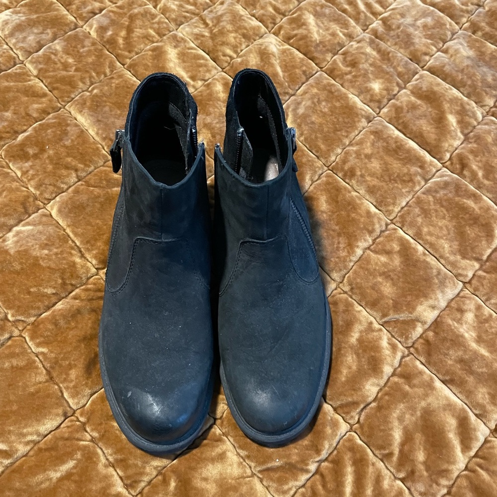 Earth boots size 9